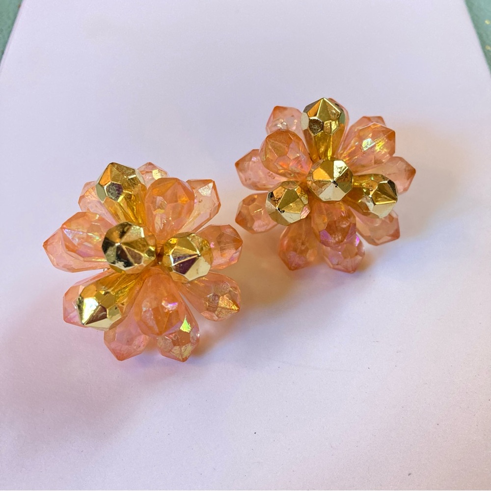 Vintage cluster clip earrings 50s 60s peach gold flowers mid century - Picture 3 of 10